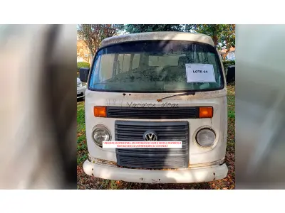 LOTE 064 - VEÍCULO - VW / KOMBI (ESTADO DE SUCATA)