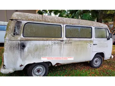 LOTE 064 - VEÍCULO - VW / KOMBI (ESTADO DE SUCATA)
