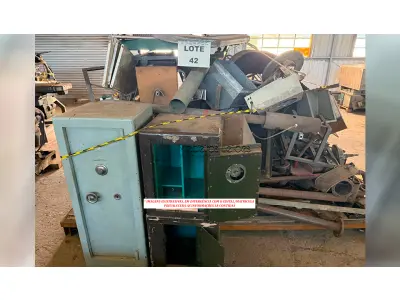 LOTE 042 - SUCATA - MATERIAL FERROSO - COFRES (A)