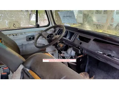 LOTE 064 - VEÍCULO - VW / KOMBI (ESTADO DE SUCATA)