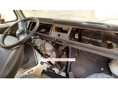 LOTE 063 - VEÍCULO - VW / KOMBI (ESTADO DE SUCATA)