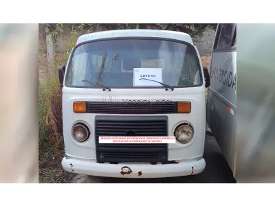 LOTE 063 - VEÍCULO - VW / KOMBI (ESTADO DE SUCATA)