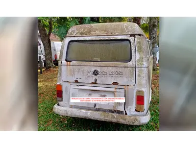 LOTE 064 - VEÍCULO - VW / KOMBI (ESTADO DE SUCATA)